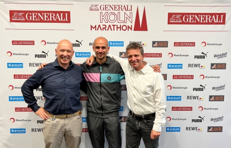 Pixum-Grnder und CEO Daniel Attalah (links) und Markus Frisch GF Kln Marathon (rechts geben zusammen mit Hendrik Pfeiffer (Deutscher Marathon-Meister 2022 das Engagement von Pixum als Sponsor bekannt - Foto: Pixum
